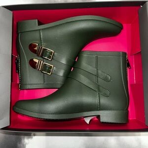 Vince Camuto Green Rubber Reign Boots Booties Gold Buckles Size 6 NEW